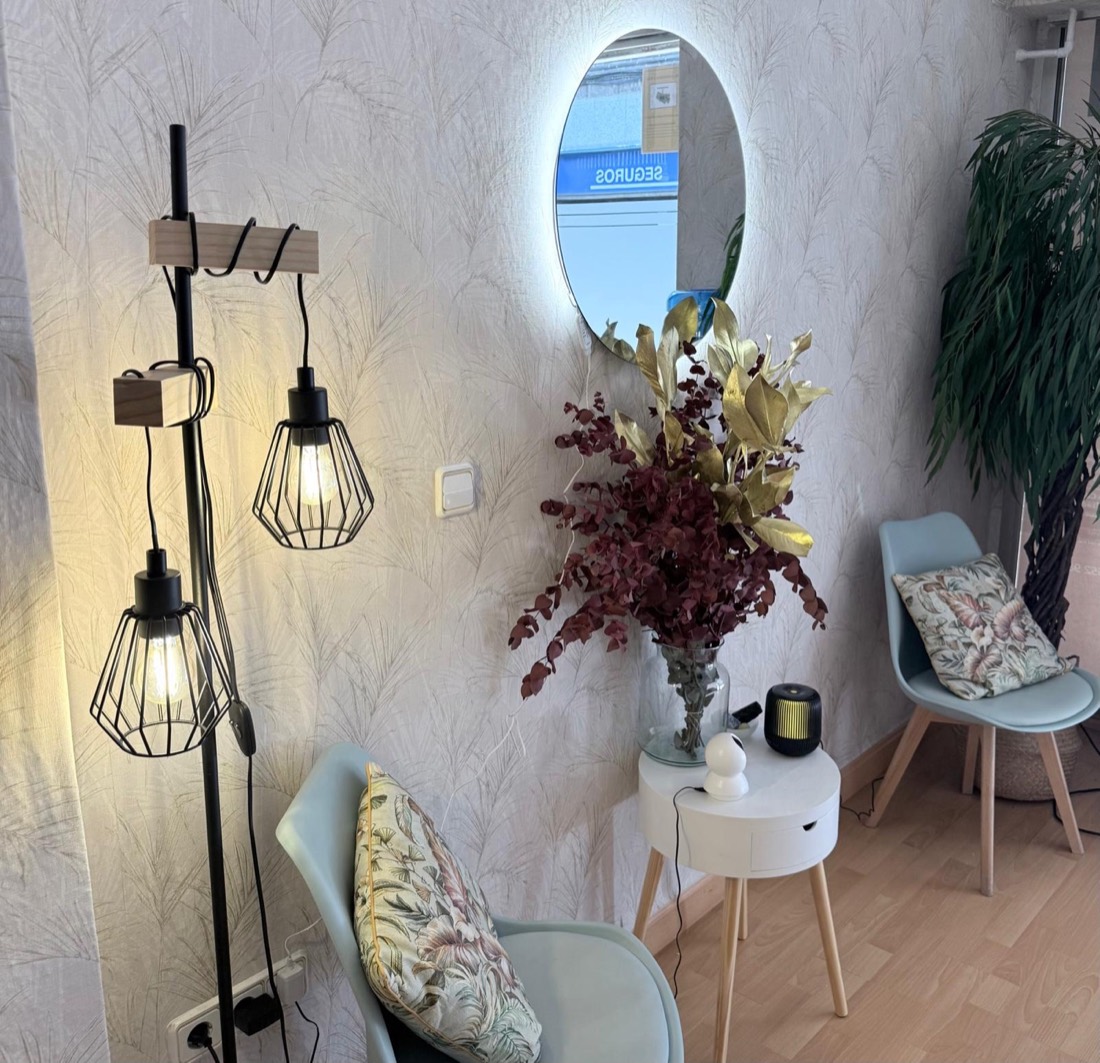 Rincón de LP Beauty Studio con espejo iluminado y flores secas