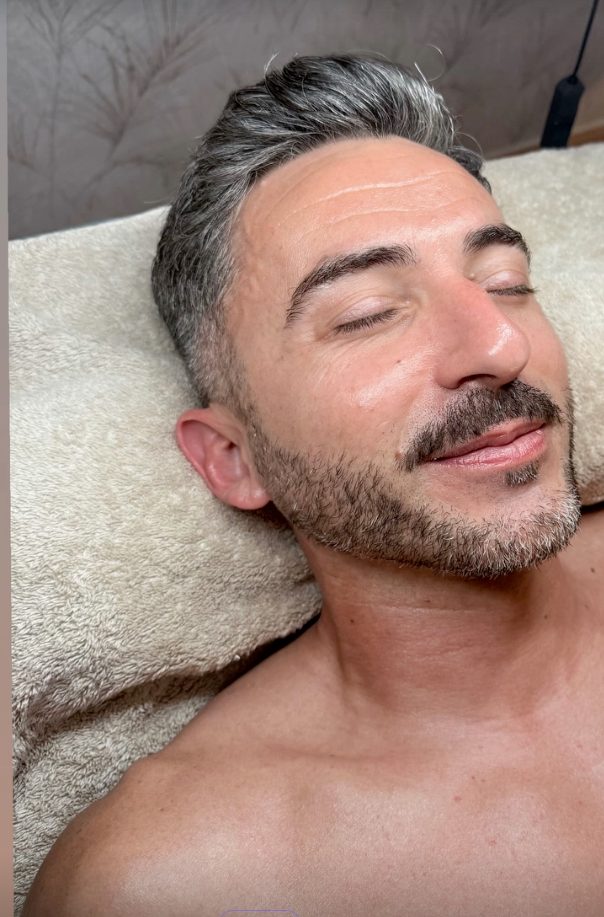Cliente relajado tras un facial